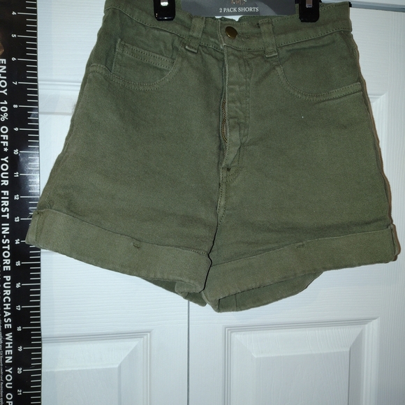 Neiman Marcus Sage Green Women's Cargo Shorts - Picture 4 of 6